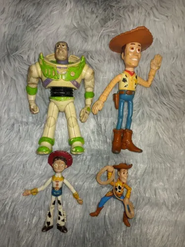 Lote colecionavel 4 Bonecos de Toy Story. McDonald's 1999/2010 Assinatura oficial (ANDY)