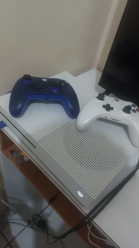 Xbox One S (controle recarregável) 
