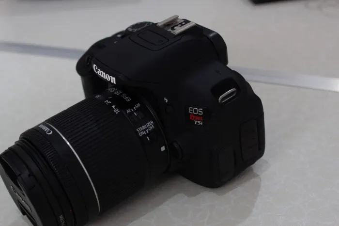 Canon T5i + 18-55 e bolsa de transporte