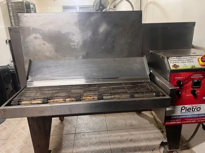 Vendo maquinário pizzaria esfiharia e freezers preço nas fotos