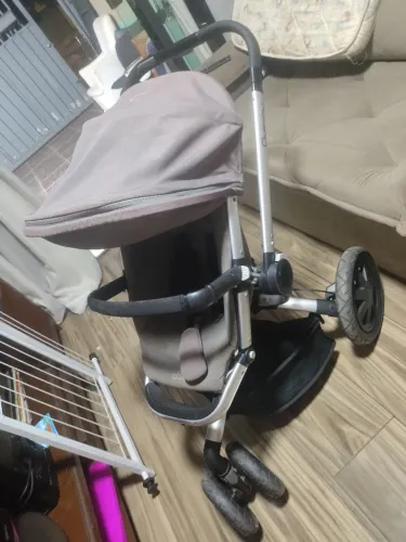 Este é um carrinho de bebê Quinny Buzz Xtra na cor cinza