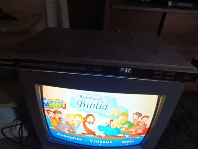 TV de tubo CINZA 14 polegadas, com um pq arranhado na tela