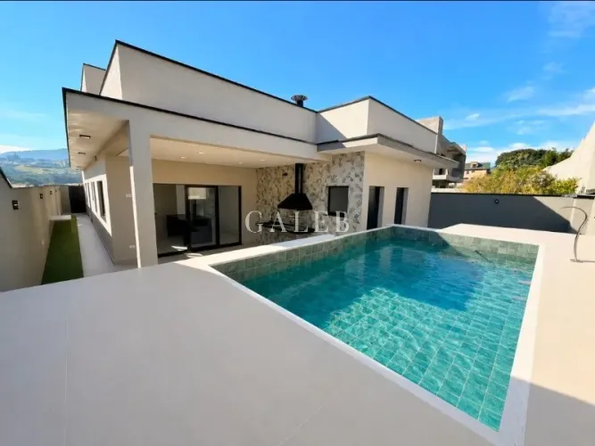 Casa de Luxo em Condomínio: 3 suítes, 2 salas, 5 banheiros, 4 vagas em Vila Giglio, Atibai