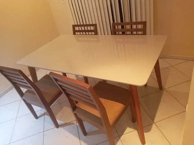 Mesa Jantar Nature Vidro Branco 1,35m x 1,80 m + 4 Cadeiras Madeira