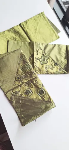 3 Capas de almofada em cetim verde bordadas