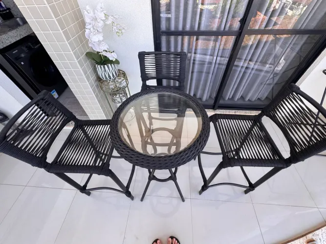 VENDO MESA BISTRÔ COM TRÊS CADEIRAS