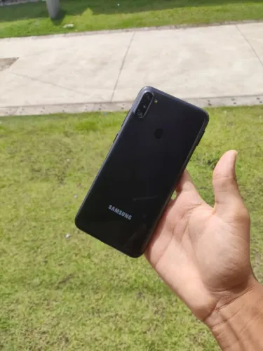 Vendo um a 11 64 g semi novo 