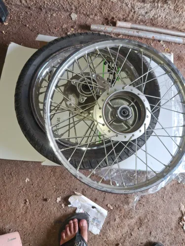 PAR DE RODAS ORIGINAIS DA POP 110 2026 COM PNEU TRASEIRO EM BOM ESTADO