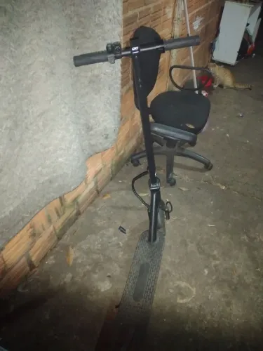 Patinete elétrico 350 w funciona direitinho bateria boa vai com carregador original