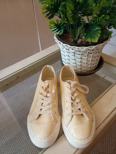 Tênis creme básico em croco Just Fab tamanho 37 semi novo lindo! ?