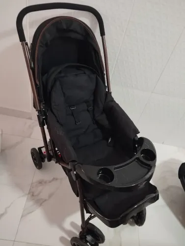 Carrinho de bebê com bebê conforto- Cosco