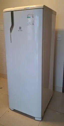 Geladeira Electrolux Frost Free 322L Painel Blue Touch Uma Porta Branca (RFE39)
