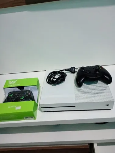 XBOX ONE S COK DOIS CONTROLES UM ORIGINAL COM DRT E OUTRO NOVO COM CABO MAIS CAIXA E JOGOS