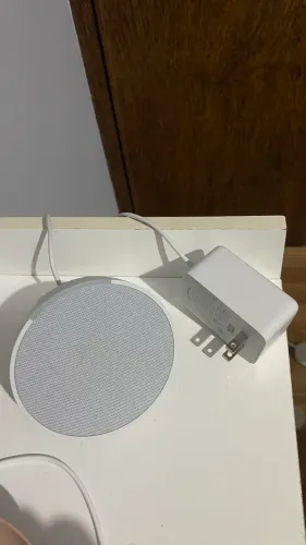 Alexa Echo pop com assistente virtual branca