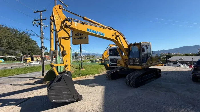 Escavadeira pc 200