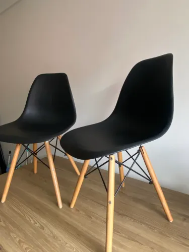 Duas cadeiras eames eiffel