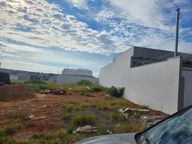 Oportunidade: Vendo Terreno "em gaveta"/Quadra 80% já Construída / Bairro: Verde Umuarama