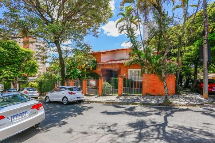 Casa comercial ou residencial à venda com diversas salas, vagas cobertas, 338 m² de área c