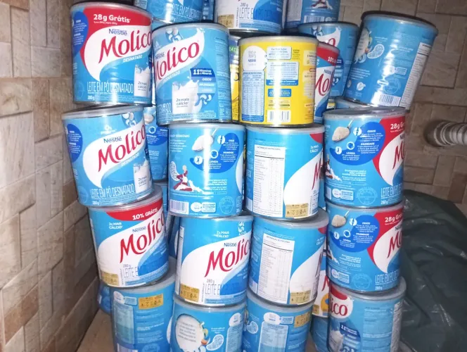 Latas de leite vazias