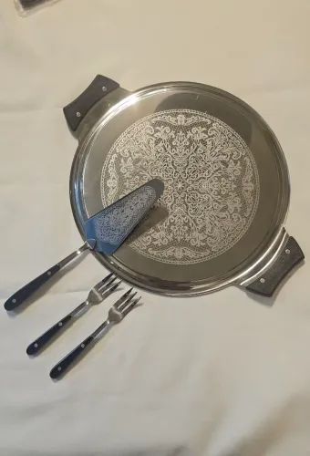 Porta torta em inox com espátula e 12 garfinhos de sobremesa com detalhes em baquelite.