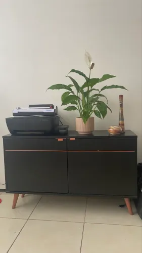 Buffet e mesa de cabeceira.