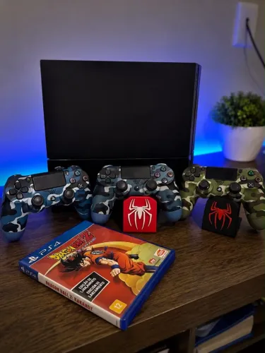PLAYSTATION 4 PS4 1TB 3 CONTROLES 1 JOGO
