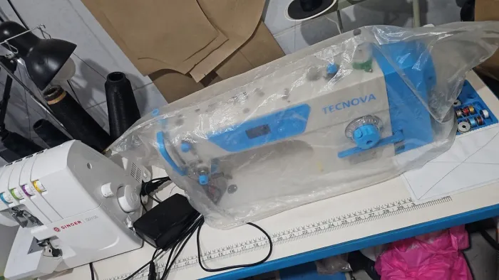 Máquina de costura nova
