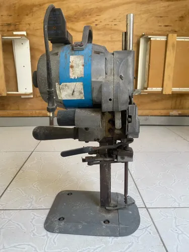 Máquina de cortar roupas
