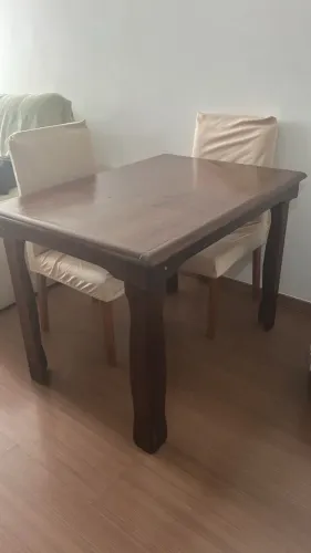 Mesa de madeira maciça envernizada.