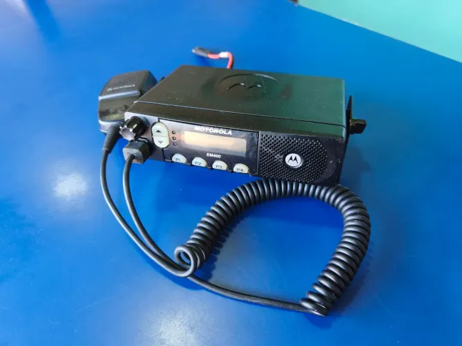 Rádio Motorola EM400 VHF Com PTT e Suporte 
