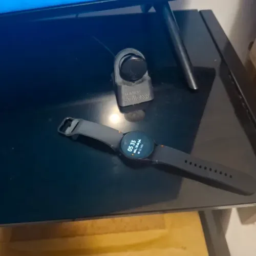 Smartwatch Samsung Galaxy FE 40mm + base de carregamento em 3D