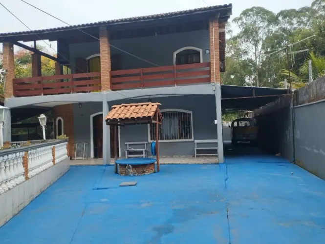 Casa para alugar com 3 quartos e piscina na Granja Viana FL05