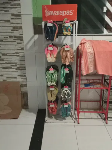 Expositor de havaianas com havaianas