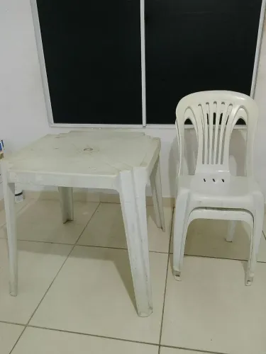 Mesa de plástico duas cadeiras