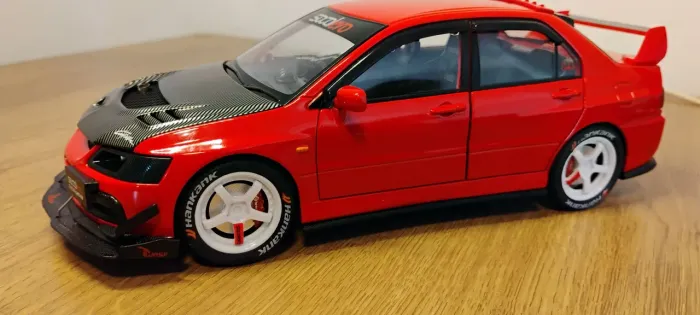 4 miniaturas de carros na escala 1.24. Ferrari. 2 Mercedes e Lancer Evolutio. Todos novos.