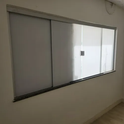 Janela de Correr em Alumínio (1,20m x 2,40m) com Película Branca