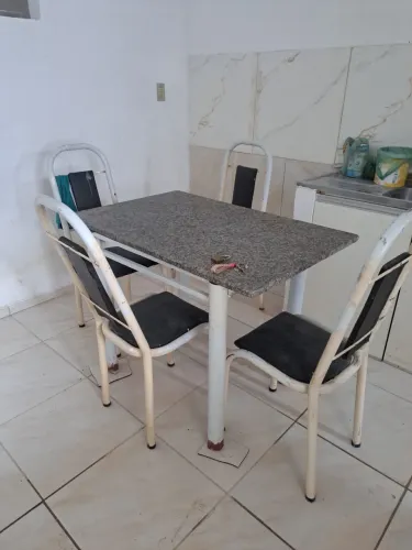 Armário de cozinha e mesa 4 cadeiras