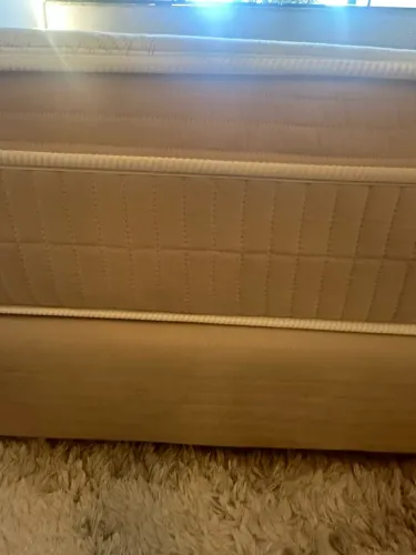 Cama box Queen de látex King Koil