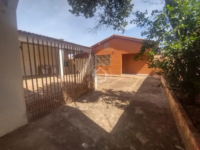 CASA 3 QUARTOS COM SALÃO - VILA SILVIA REGINA