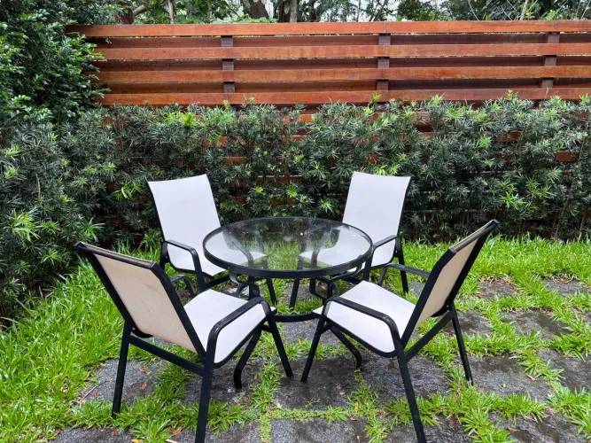 Conjunto de Mesa e 4 Cadeiras em Alumínio e Tela