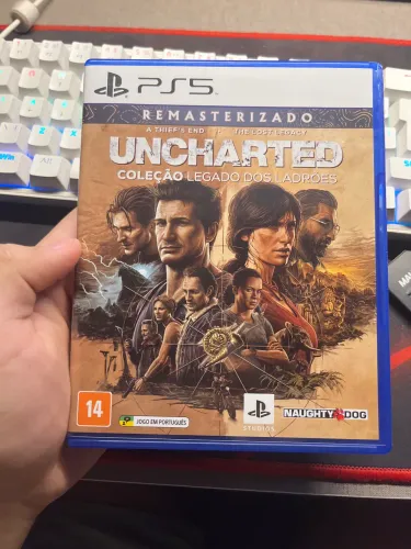 Uncharted: O legado dos ladrões. Contem dois jogos.