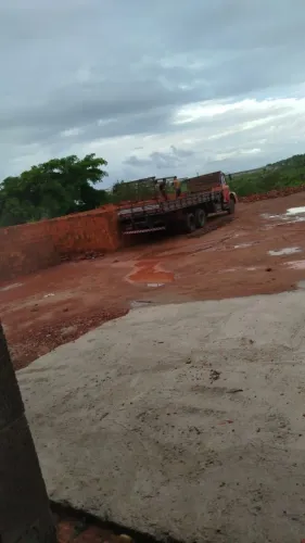 Materiais de construção areia grossa pedra e brita arisco tijolos Tavares de primeira telh