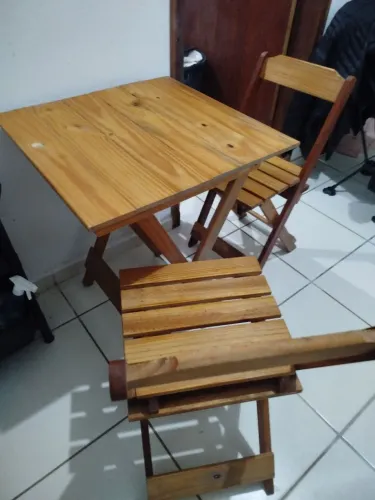 Conjunto Mesa Dobrável 70x70cm em Pinus com 2 Cadeiras