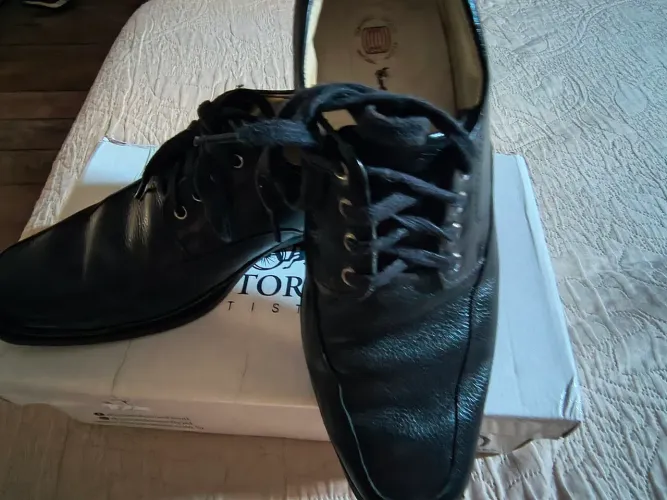 Vendo um par de sapato de couro legítimo