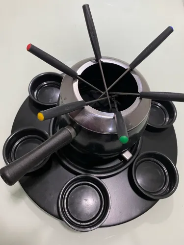 Aparelho de fondue para seis pessoas.
