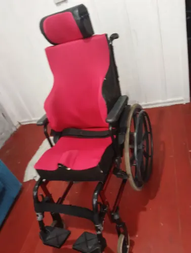Vendo cadeiras de rodas adaptada infantil valor 800