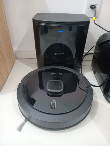 Robô aspirador e passa pano com base autolimpante.