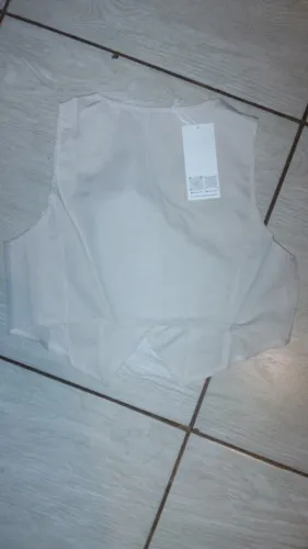 Roupas de mulher novas com a.etiqueta nessa medida da etiqueta para as mulheres que entend