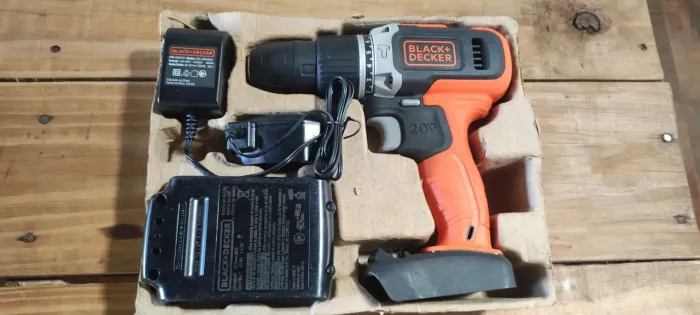 Parafusadeira/Furadeira Black Decker 20V