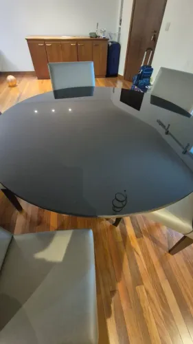 Mesa de jantar redonda preta